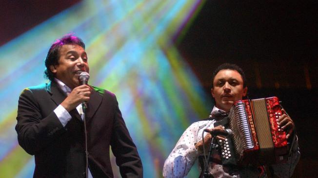 Diomedes Díaz y Franco Argüelles, en el concierto que dieron en Bogotá, en marzo de 2005, en el Estadio El Campín.