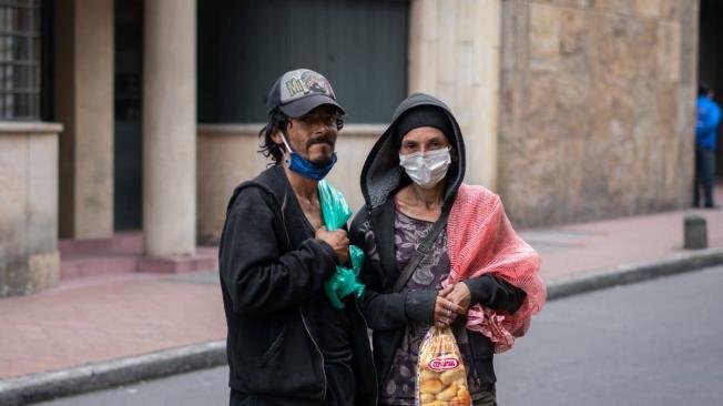 2.	Colombia
En el país existen alrededor de 48 millones de habitantes de calle según cifras del DANE. En Bogotá, 9.538 personas se encuentran en esta condición y casi el 60% están concentrados en la localidad de Los Mártires. Durante la cuarentena la Alcaldía ha adecuado 17 refugios en los que se ha hecho entrega de ropa, elementos de aseo y se ofrecen recomendaciones para no contraer el covid-19. A pesar de que muchos de ellos están pasando el aislamiento en estos refugios, una gran mayoría viven todavía en las calles desoladas de la capital.