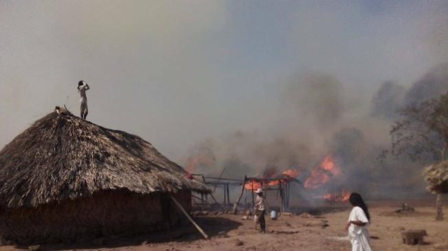 La comunidad Wiwa asegura que estos hombres quemaron la vivienda de uno de los mamos en 2018.