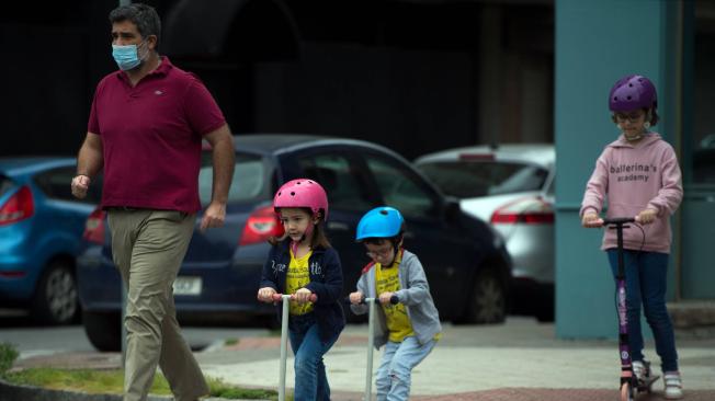 El pasado 26 de abril volvieron a salir nuevamente los niños españoles a las calles para jugar, luego de casi mes y medio de confinamiento.