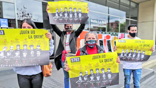 En la JEP, familiares de víctimas de ejecuciones extrajudiciales han protestado pidiendo verdad y justicia.