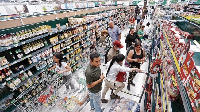 Personas hacen mercado en un supermercado Jumbo