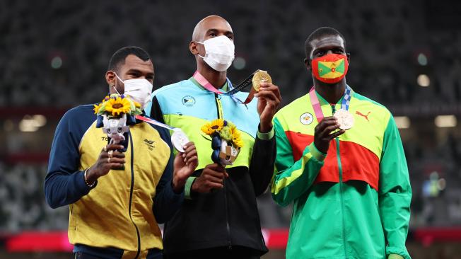 Anthony Zambrano sube al podio y recibe la medalla de plata.