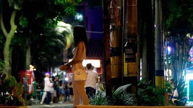 Prostitución en el parque Lleras, en El Poblado, Medellín.