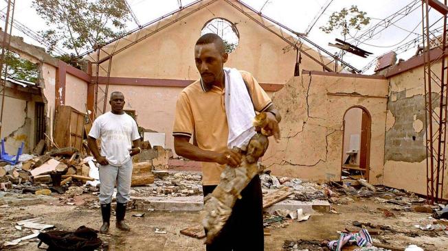 Masacre de Bojayá. El 2 de mayo de 2002, la explosión de un cilindro bomba lanzado por guerrilleros de las Farc contra la iglesia del municipio chocoano mató a unas 100 personas. En la foto se ve cómo el sacerdote recoge los restos del Cristo del altar.