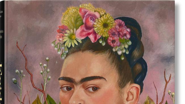 La carátula del libro es un autorretrato de Kahlo de 1940.