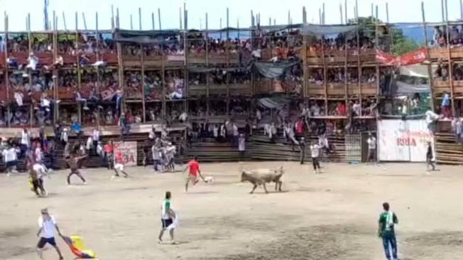 En plenas Fiestas del San Pedro en El Espinal, Tolima, ocho de los palcos de la plaza de toros Gilberto Charry se desplomaron la tarde del pasado domingo 26 de junio.