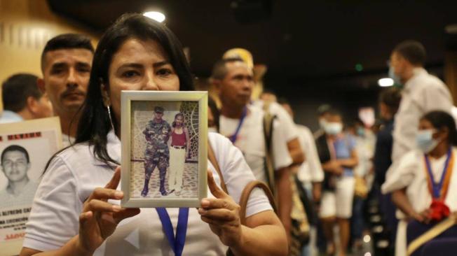 Familiares de víctimas de 'falsos positivos' en la audiencia de la JEP sobre el batallón La Popa.