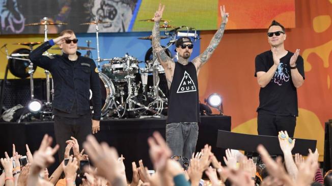 Años antes, Travis Barker casi fallece en medio de una gira que debió ser cancelada.