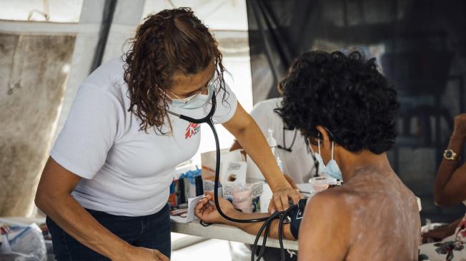 Médicos Sin Fronteras brinda atención humanitaria a migrantes tras cruzar el Darién.