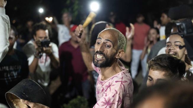 En la noche del sábado hubo protesta y arrestos. Mucha seguridad del estado, policía. En el barrio del Vedado hay unas cuadras que no llegó la luz y la gente salió a protestar, los ánimos se caldearon cuando empezaron a decir Libertad y abajo la dictadura.