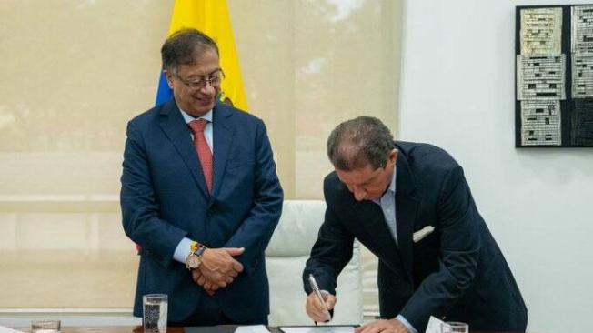 El presidente Petro y José Félix Lafaurie en la firma del acuerdo