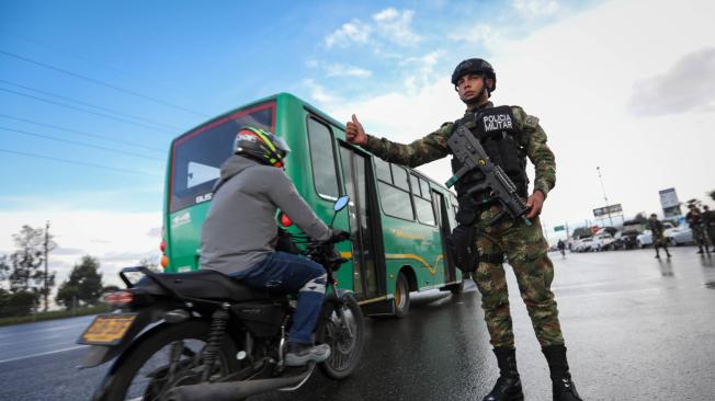 La Brigada 13 del Ejercito Nacional realiza dispositivo de seguridad en el peaje de la calle 13 para mostrar lo que será la seguridad en las vías de Cundinamarca en esta semana de receso. Bogotá 11 de octubre del 2022. FOTO MAURICIO MORENO EL TIEMPO CEET