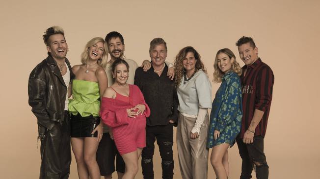 Ricky (izquierda), su prometida, Stefi Roitman; Evaluna y su esposo, Camilo; Ricardo, Marlene, Mau y su esposa, Sara, se dejaron grabar por meses en sus hogares. Disney Plus