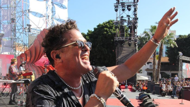 Carlos Vives presentándose en el cierre del Carnaval de Las Palmas de Gran Canaria 2023.