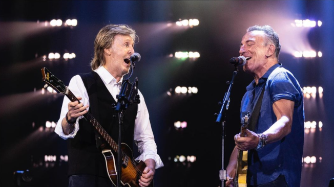 McCartney junto a Bruce Springsteen en un show.