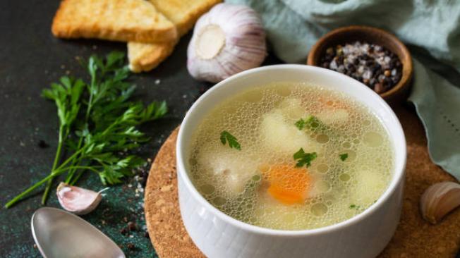 Es importante dejar el caldo de pescado reposar tras bajarlo del fogón.