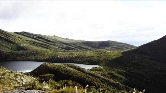 Está ubicado en la cordillera oriental de los Andes, al noreste de Bogotá.