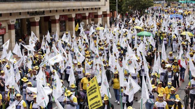 Los gremios se movilizan en Bogotá el Día del Trabajo.