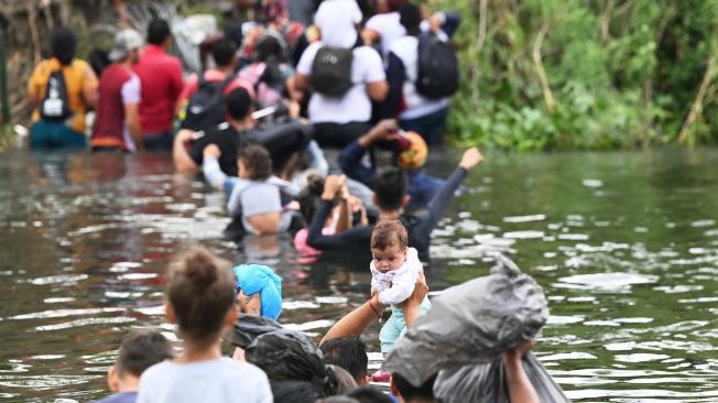 Migrantes intentan llegar a los EE. UU. a través del Río Bravo.