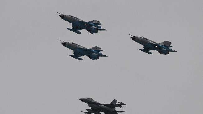 Un avión F-16 de la Fuerza Aérea Rumana (imagen de referencia).