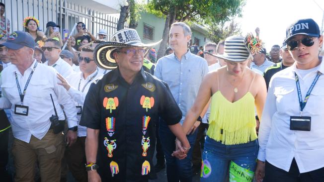 Mario Fernández Alcocer estuvo con el presidente Gustavo Petro y la primera dama, Verónica Alcocer, en el desfile del Carnaval del Suroccidente, en Barranquilla.