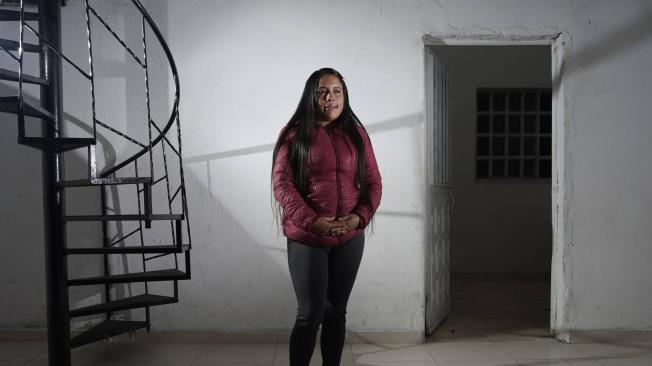 Helen Alzate, joven y madre cabeza de hogar, en la fundación Verdaderos Héroes, al sur de Bogotá.