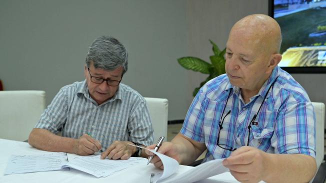 Pablo Beltrán, jefe de la delegación del Eln, y Otty Patiño, representante del Gobierno.