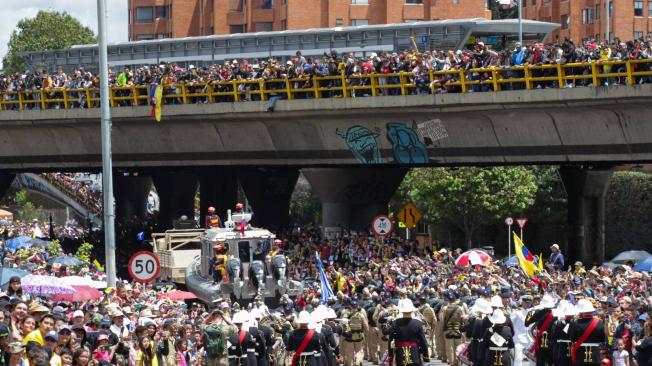 El desfile de las fuerzas armadas de Colombia se extendió desde la Cll 117 hasta la 116.