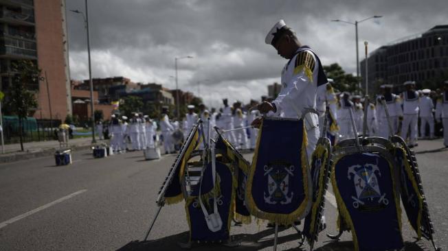 Hoy se celebra los 213 años del grito de independencia de Colombia y así mismo el Bicentenario Naval, en el que participan más de 9.000 hombres y mujeres de las diferentes Fuerzas Militares y de la Policía, los  que harán parte del tradicional desfile que se llevara en el tramo norte de la Av Boyacá de La ciudad de Bogotá.