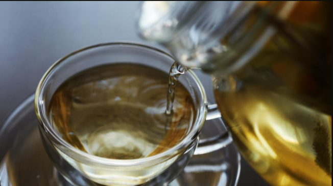 El té verde tiene varios componentes que pueden ayudarle con la función cerebral y la pérdida de grasa.