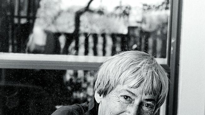 Este retrato de Le Guin ilustra la portada de los poemas de En busca de mi elegía.