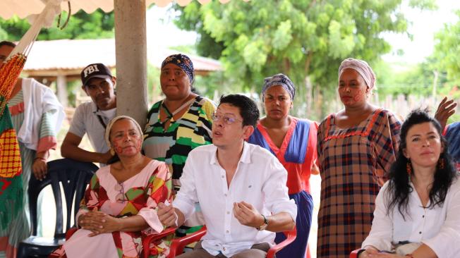 Daniel Rojas, presidente de la SAE, en reunión en Manaure, La Guajira.