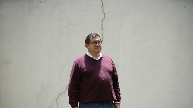El profesor Gonzalo Andrade frente a una de las grietas de la fachada del ICN.