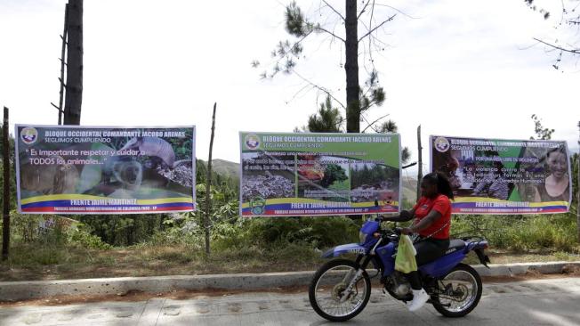 Los Comandantes de las disidencias de las FARC Andrey Anedaño Guevara, coordinador de la comisión de diálogo designada por el estado mayor central de las FARC EP y Ángela Izquierdo, delegada de la mesa de las FARC EP hablaron del actual gobierno del presidente Gustavo Petro, la apuesta de la paz en una mesa de diálogo, su lucha actual tras el acuerdo de paz del 2016, sus finanzas, las acciones ofensivas y defensivas frente a operaciones militares del Ejército Nacional, por lo que afirman que estas seguirán hasta que no haya reciprocidad. La reunión fue en las montañas de Suárez, Cauca, donde a diario patrullan con sus uniformes y armamento y en medio de la población civil, donde ponen sus pancartas y banderas, demostrando el control de la zona.