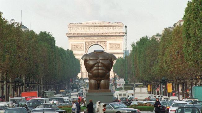 Esculturas de Fernando Botero en los Campos Elíseos de París, Francia, en 1992.