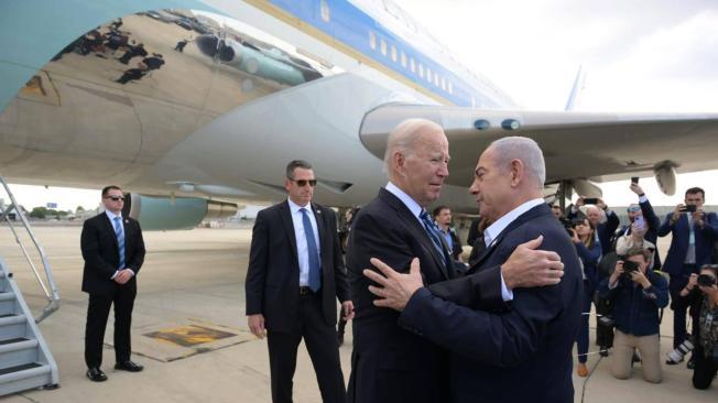 Biden se saluda con Netanyahu en su llegada a Israel.
