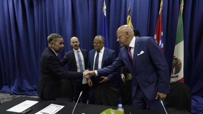 El presidente de la Asamblea Nacional de Venezuela, Jorge Rodríguez (d), junto al opositor Gerardo Blyde en Barbados.