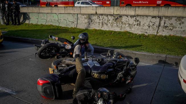 Accidente de Transito Motos , un fuerte accidente entre dos motocicletas se presento hoy 25 de octubre del 2023 en la avenida 26 con ciudad de Cali hoy 25 de octubre del 2023. FOTO MAURICIO MORENO EL TIEMPO CEET