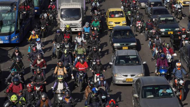 Cientos de motociclistas hacen uso de la malla vial de la ciudad hoy 17 de noviembre del 2023 en la avenida de las Américas con 60 . Bogotá 17 de noviembre del 2023.  FOTO @mauriciomorenofot  MAURICIO MORENO EL TIEMPO CEET