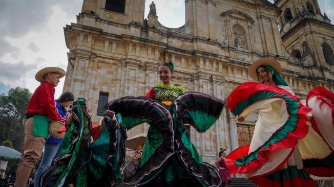 Bailarines de Costa Rica , Colombia, Chile , Mexico y Estados Unidos  quienes participarán en la Semana Latino. Americana de la danza que se realizará este sábado y Domingo en el teatro Adolfo Mejía  y en la plaza La trinidad , posan para una sesión de fotos en la plaza de Bolivar hoy 23 de noviembre del 2023. FOTO MAURICIO MORENO EL TIEMPO CEET