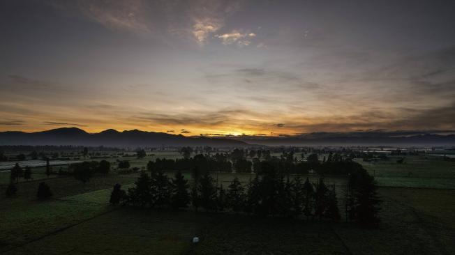 Amanecer frio en Bogotá en la salida por la calle 80 , hoy 24 de noviembre del 2023. FOTO MAURICIO MORENO EL TIEMPO CEET