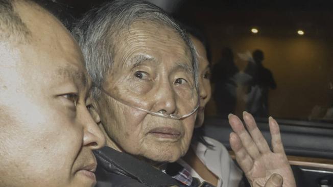 Alberto Fujimori a su salida de la prisión de Barbadillo, en compañía de sus dos hijos.