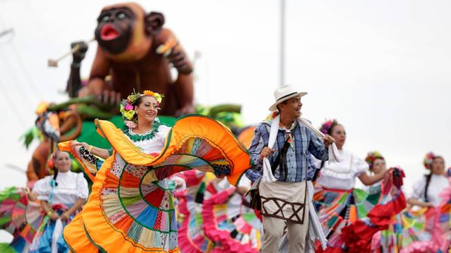 Desfile la Fiesta de mi Pueblo.