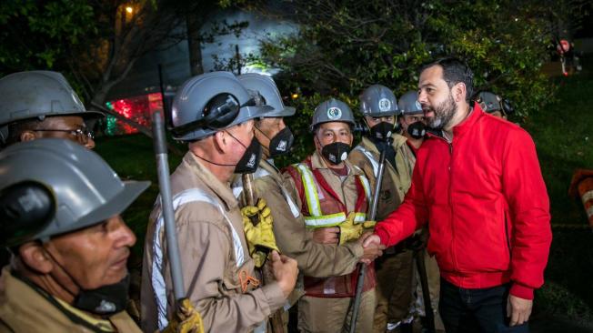 Carlos Fernando Galán saludando a algunos trabajadores de la UMV.