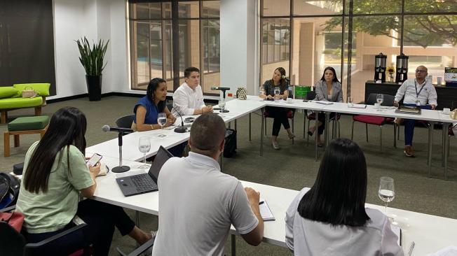 Reunión de las autoridades de Cali con un grupo de delegados de la cumbre climática.