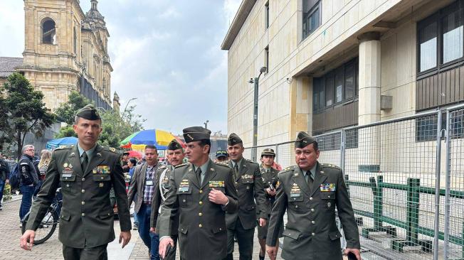 El director de la Policía llegó al Palacio de Justicia.