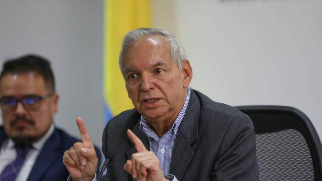 El ministro de Hacienda de Ricardo Bonilla, y Juan Martín  Caicedo de la cámara de infraestructura en rueda de prensa hoy 16 de febrero del 2024 . Foto @mauricionorenofoto MAURICIO MORENO CEET EL TIEMPO