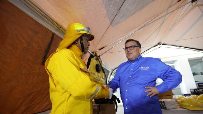 Encargado de negocios a.i. Francisco L. Palmieri en representacion del gobierno de Estados Unidos hace una donación de equipos a la cruz roja hoy 16 de febrero del 2024. FOTO MAURICIO MORENO EL TIEMPO CEET