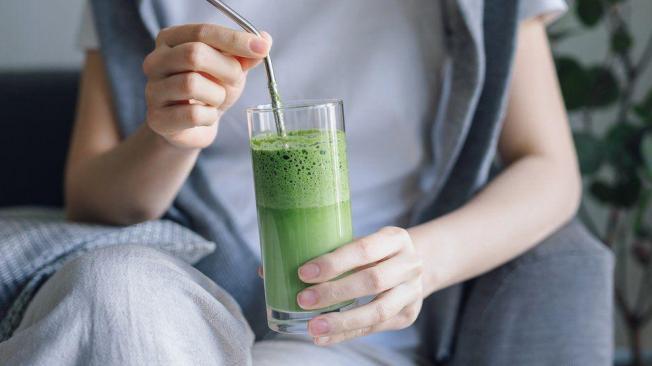 Los suplementos en polvo suelen aparecer de color verde cuando se diluyen con agua.